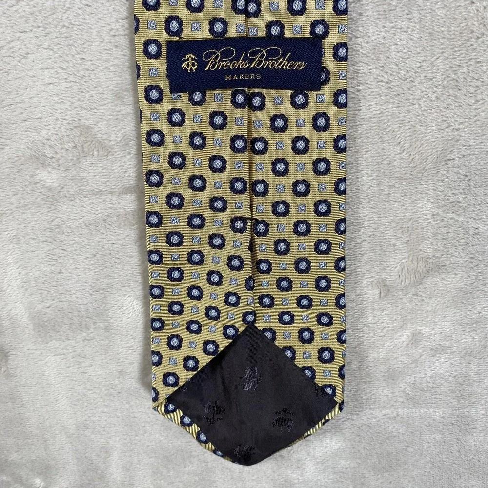 Brooks Brothers Makers Mens Necktie Gold Geometric Pure Silk Tie Made In The USA